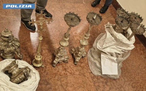 Ritrovati a Milano dei monili sacri: erano stati rubati il 22 agosto in una chiesa di Levate