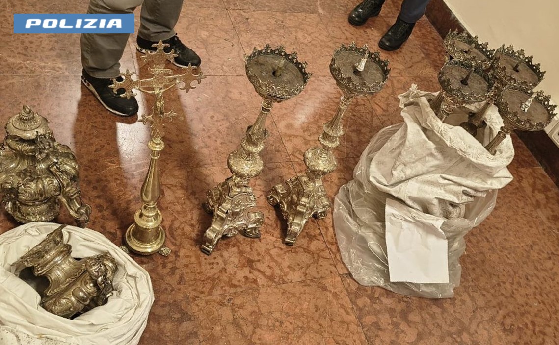 Ritrovati a Milano dei monili sacri: erano stati rubati il 22 agosto in una chiesa di Levate