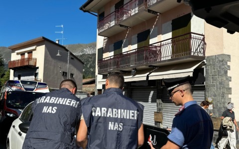Alimenti scaduti e abbattuti in modo inadeguato: maxi multa per un negozio di Castione