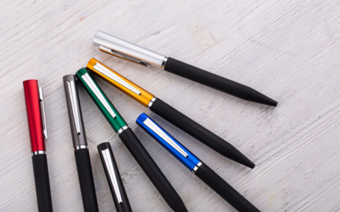 Strumenti utili per pubblicizzare scuole, fiere e aziende: le penne personalizzate