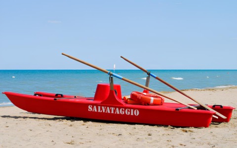 Tentò di violentare una 17enne bergamasca in vacanza a Rimini, condannato a otto mesi un bagnino