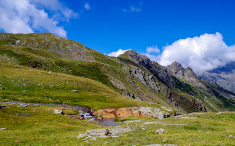 Un ambiente severo e mozzafiato, ad altissima quota: la salita al Pizzo dei Tre Confini