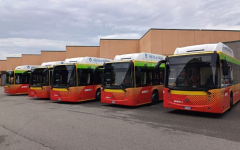 Riaprono le scuole e bus e tram passano all’orario invernale: le modifiche al servizio di Atb e Teb
