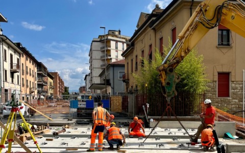 Si conclude la posa dei binari per la linea T2 in via Corridoni