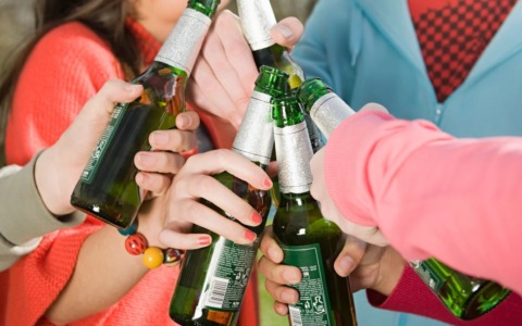 Blitz della polizia locale per vendita di alcol ai minori: scatta una denuncia