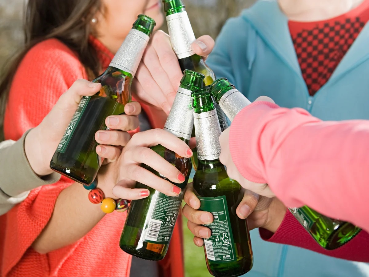 Blitz della polizia locale per vendita di alcol ai minori: scatta una denuncia