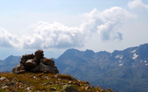 Fino alla vetta (anzi, le vette) del monte Masoni, che nasconde crinali erbosi e pascoli bellissimi