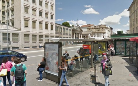 Un tredicenne è stato scippato “per sbaglio” a una fermata dell’autobus in Porta Nuova