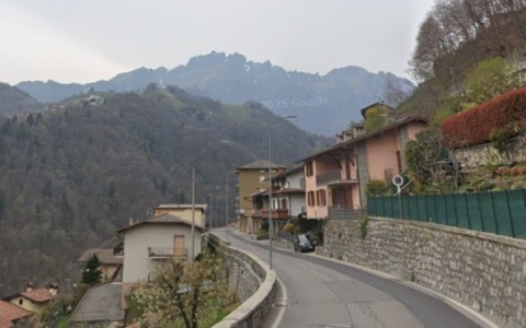 Che incidente a Gorno: auto esce di strada e piomba nel giardino di una casa