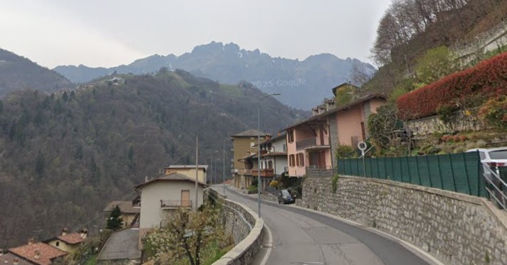 Che incidente a Gorno: auto esce di strada e piomba nel giardino di una casa