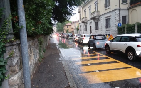 «Tre mesi per completare 500 metri di marciapiede»: un cittadino denuncia i cantieri infiniti di via Statuto