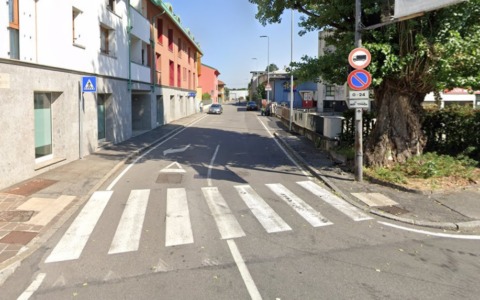 Via San Bernardino, investita mentre va alla casa del commiato: muore 83enne