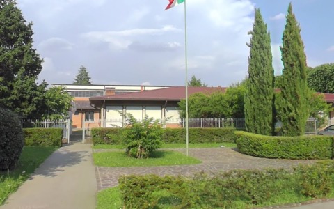 Tredicenne aggredita dal papà di una coetanea: violenza fuori da scuola a Bottanuco
