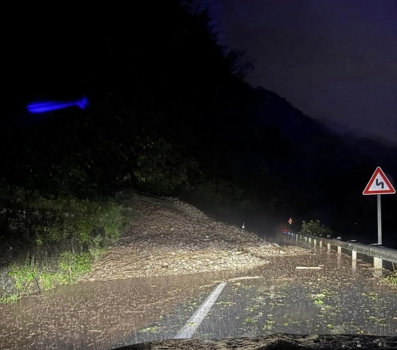 Strada ancora chiusa tra Riva di Solto e Tavernola: stamattina 40 studenti della superiori a casa