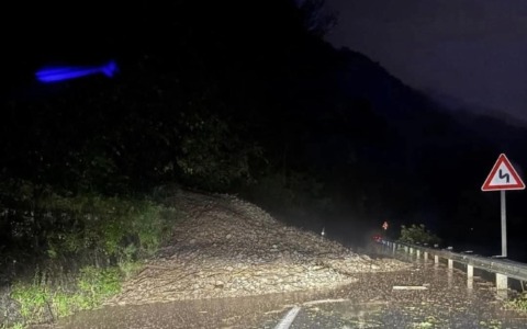 Strada ancora chiusa tra Riva di Solto e Tavernola: stamattina 40 studenti della superiori a casa