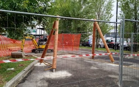 Iniziati i lavori al giardino Scarpanti: nuovi giochi e maggior sicurezza per i bambini del quartiere Carnovali