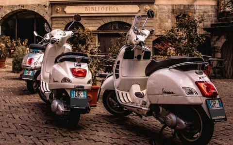 Tagliate le selle di quattro Vespa in Città Alta. L’assessore Angeloni: «Sporgete denuncia»