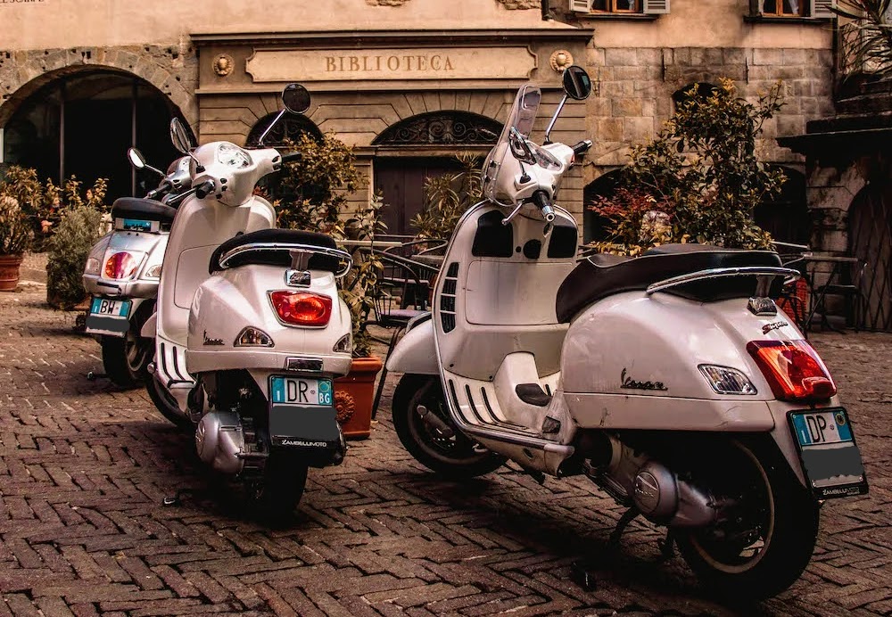 Tagliate le selle di quattro Vespa in Città Alta. L’assessore Angeloni: «Sporgete denuncia»