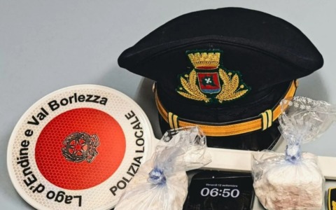 Con sé 200 grammi di cocaina, scappa lungo la statale 42 della Valcavallina: giovane passa il compleanno in cella