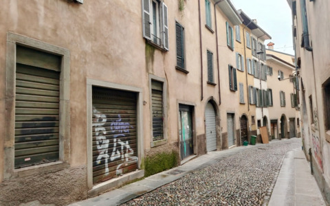 Giù le saracinesche, nei borghi di Bergamo e in periferia è una strage di negozi