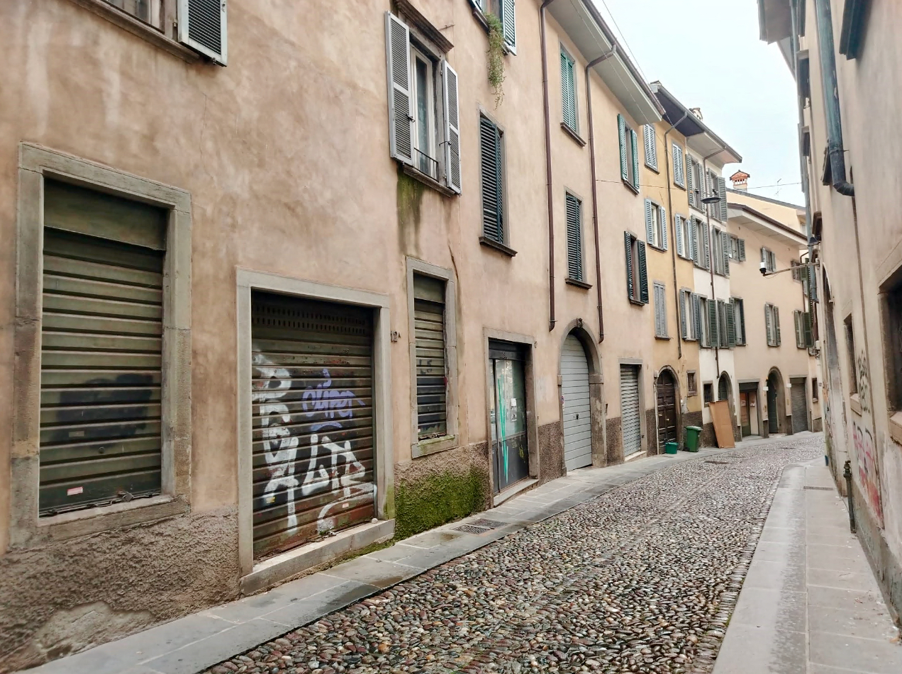 Giù le saracinesche, nei borghi di Bergamo e in periferia è una strage di negozi
