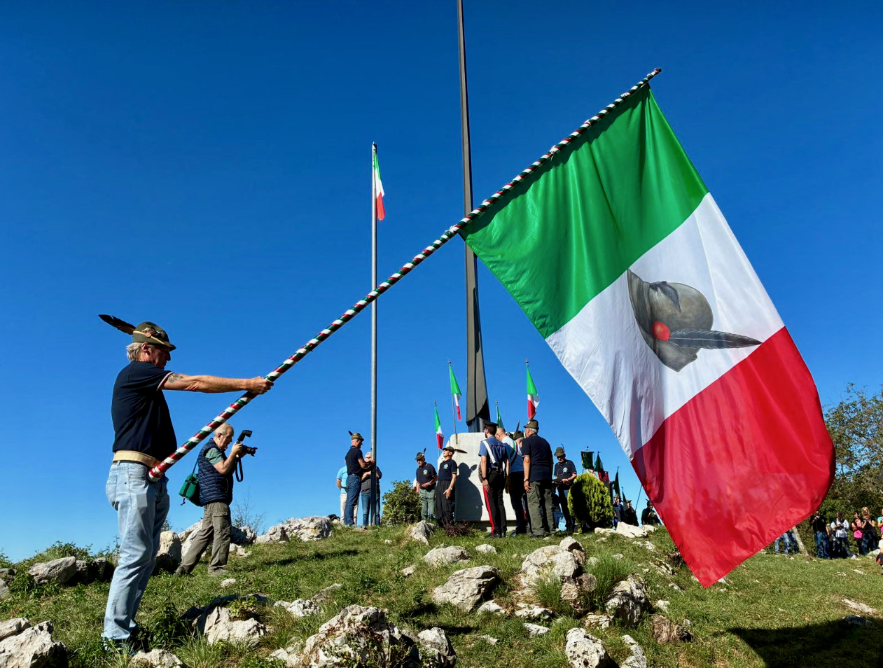 «Caro Marco, abbiamo raccolto il tuo zaino»: il commovente ricordo degli Alpini di Alzano