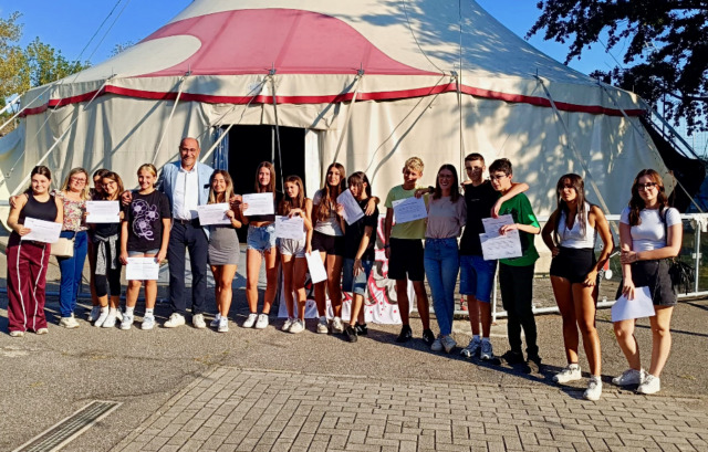 Quaranta giovani “giardinieri” in estate hanno aggiustato le panchine di Seriate