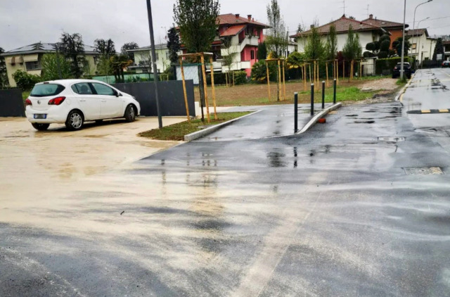 Fango e buche: il parcheggio di via Rezzara a Dalmine è «impossibile da usare»