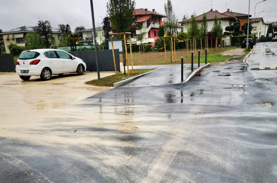 Fango e buche: il parcheggio di via Rezzara a Dalmine è «impossibile da usare»