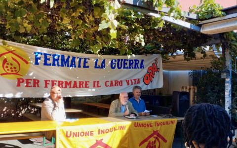 Protesta degli inquilini delle case popolari di Bergamo: «Ci sentiamo abbandonati da Aler e da Regione»