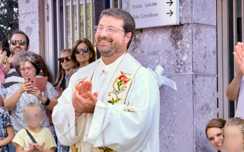 Il bel gesto simbolico: Don Fabio è arrivato a Mozzo a piedi, come un pellegrino