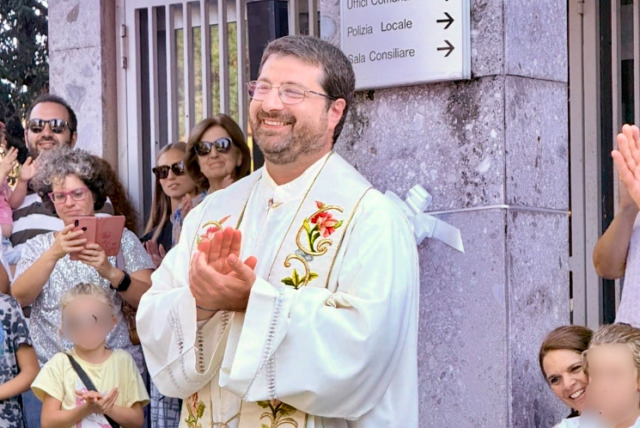 Il bel gesto simbolico: Don Fabio è arrivato a Mozzo a piedi, come un pellegrino