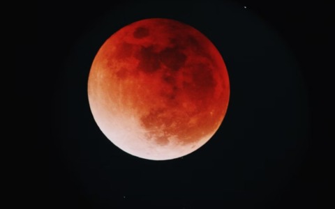 In arrivo nei nostri cieli uno spettacolo “spaziale”: la luna diventa completamente rossa