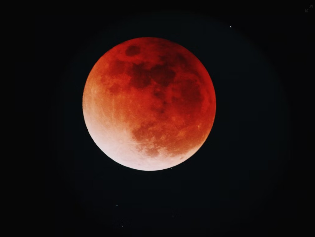 In arrivo nei nostri cieli uno spettacolo “spaziale”: la luna diventa completamente rossa