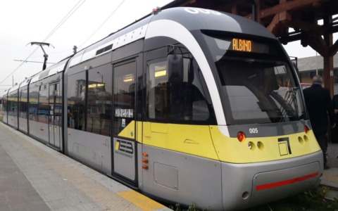 Spray al peperoncino spruzzato da due ragazzini sul tram diretto a Bergamo, indagano i carabinieri