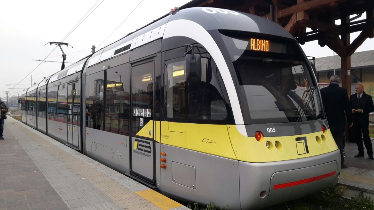 Spray al peperoncino spruzzato da due ragazzini sul tram diretto a Bergamo, indagano i carabinieri