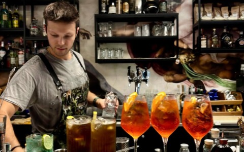 Oneta ritrova il suo unico locale: Gabriel Cornali rilancia il “Negus on the rocks”