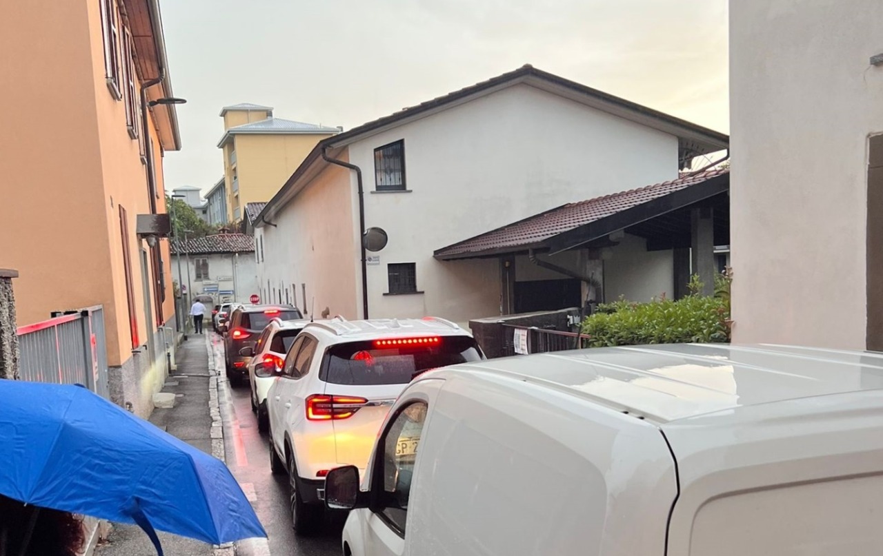 Con via San Bernardino chiusa, la stretta via Ruspini è un inferno: la protesta di una residente