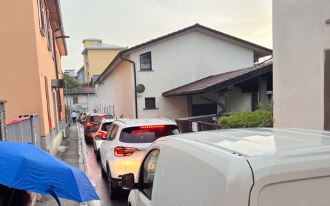 Con via San Bernardino chiusa, la stretta via Ruspini è un inferno: la protesta di una residente