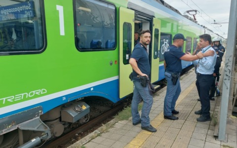 Si sente male sul treno alla stazione di Treviglio (dove non c’è il defibrillatore), morto 72enne
