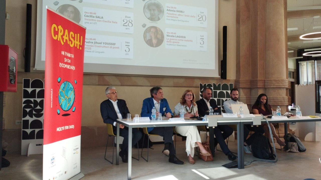 Quando il mondo va a pezzi, non si può fare altro che ricominciare: riparte “Molte fedi”