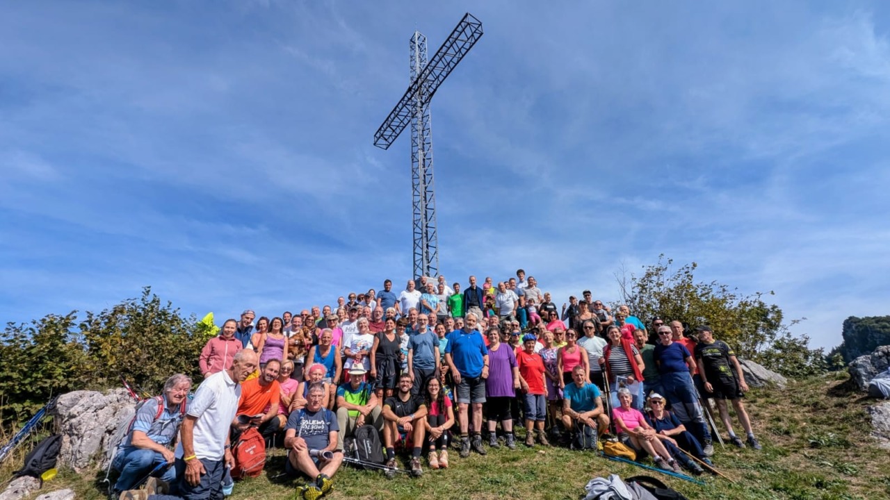 Festa ad alta quota in Val Gandino, gioia in vetta per i primi cento anni della Croce di Corno
