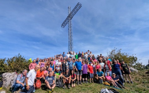 Festa ad alta quota in Val Gandino, gioia in vetta per i primi cento anni della Croce di Corno