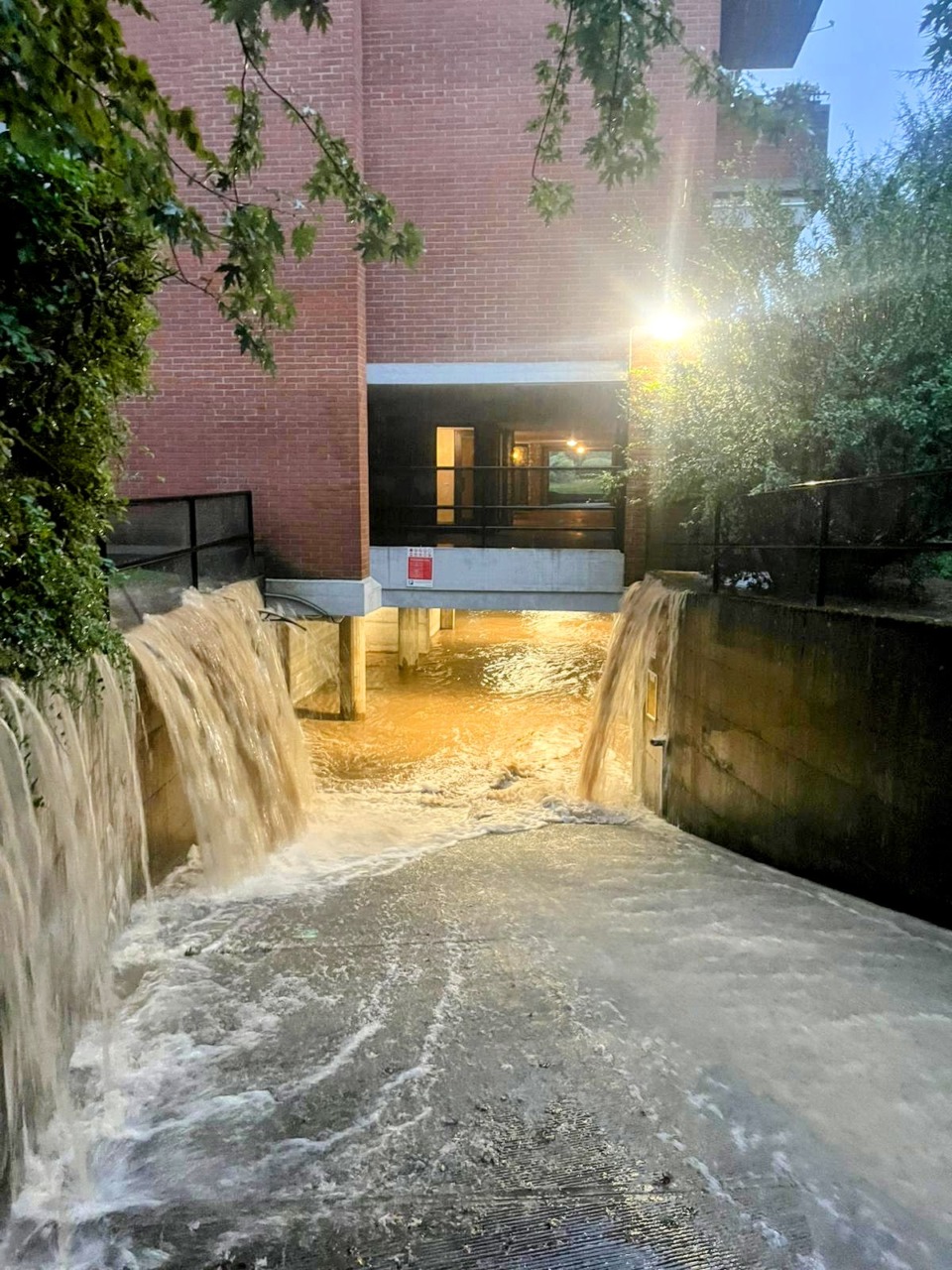Maltempo e tanta acqua sulla Bergamasca, strade e sottopassi allagati. Box sommersi a Redona