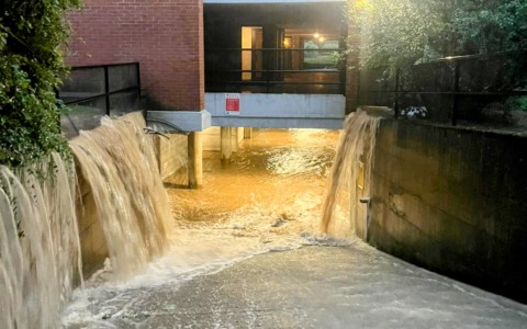 Maltempo e tanta acqua sulla Bergamasca, strade e sottopassi allagati. Box sommersi a Redona