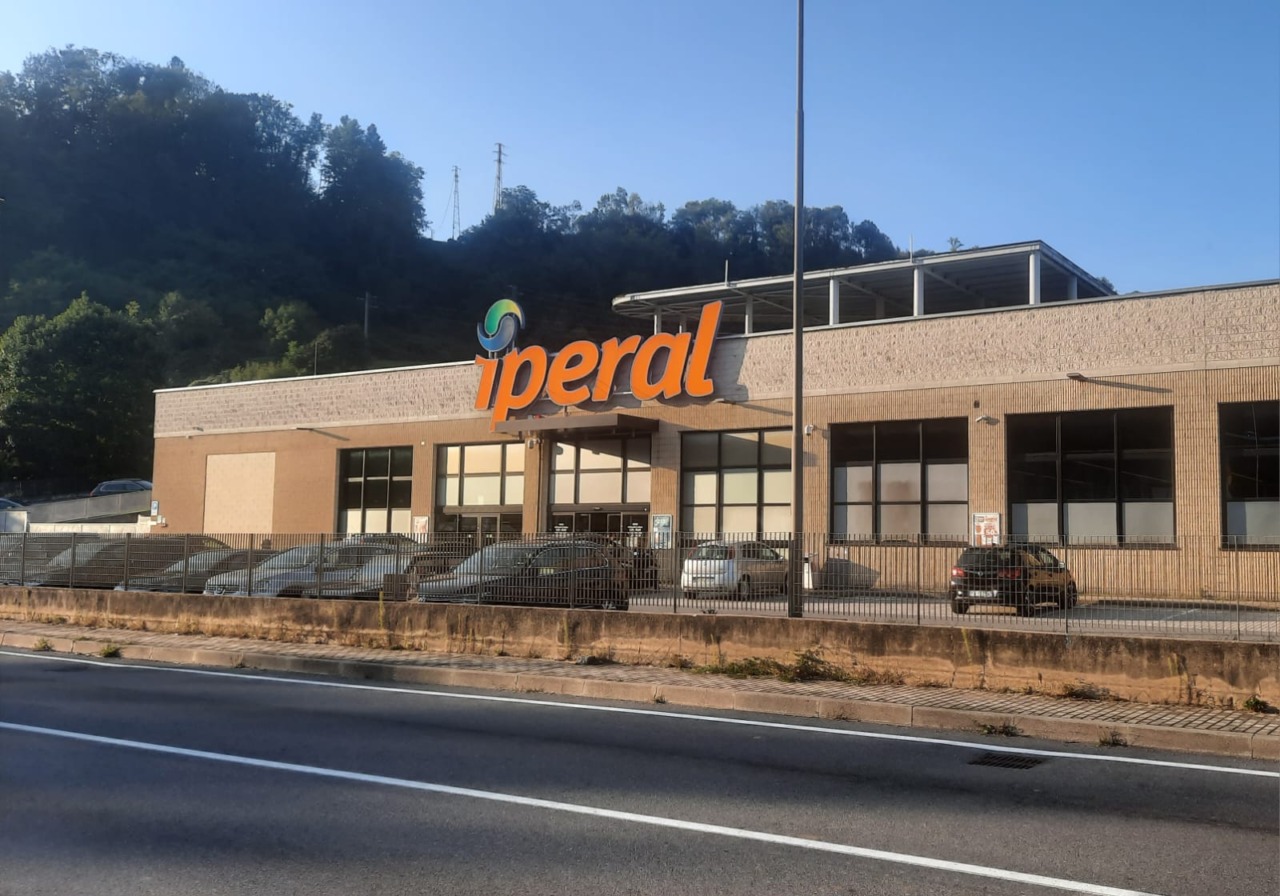 Armato fuori dal supermercato a Casnigo: fermato, ma la pistola era un giocattolo