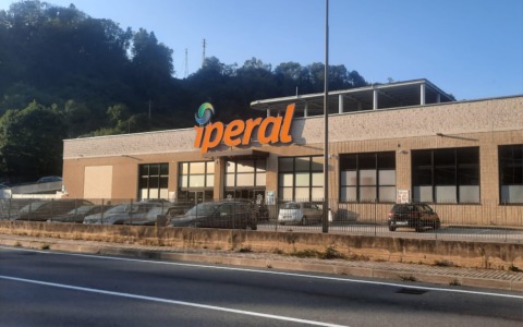 Armato fuori dal supermercato a Casnigo: fermato, ma la pistola era un giocattolo