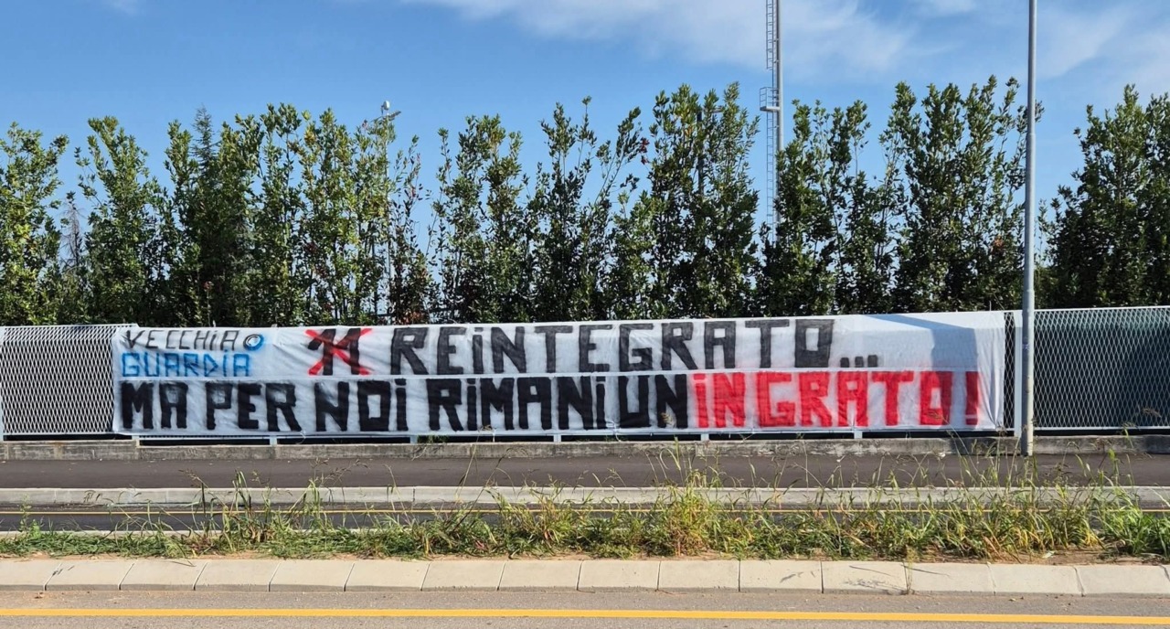 Nuovo striscione esposto a Zingonia contro il reintegro in rosa di Lookman: «Rimani un ingrato»