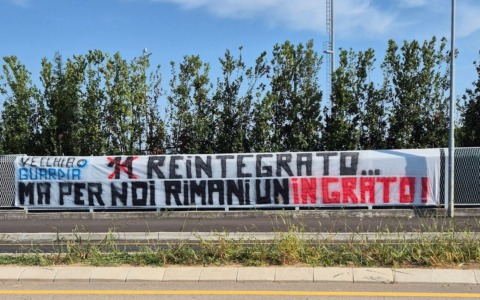 Nuovo striscione esposto a Zingonia contro il reintegro in rosa di Lookman: «Rimani un ingrato»