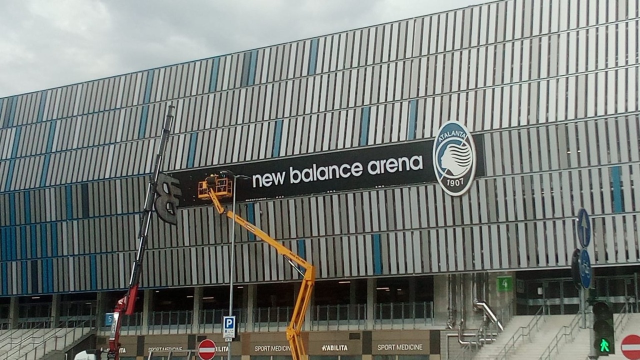 Lo stadio di Bergamo diventa New Balance Arena: montate le insegne con nome e logo